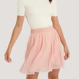 En rosa veckad kjol från NA-KD, använd en gång 💗