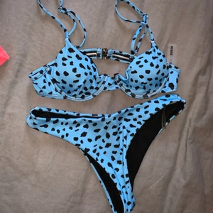 Prickig bikini från Shein - En oanvänd bikini ifrån Shein då den var för liten för mig när jag provade den, superfin färg. Storlek S, passar a/b kupa💘