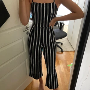 Jumpsuit Bershka - Jättebekväm snygg jumpsuit från Bershka. Använd ett fåtal gånger. Mycket bra skick. Väldigt smickrande att se på. Stl m