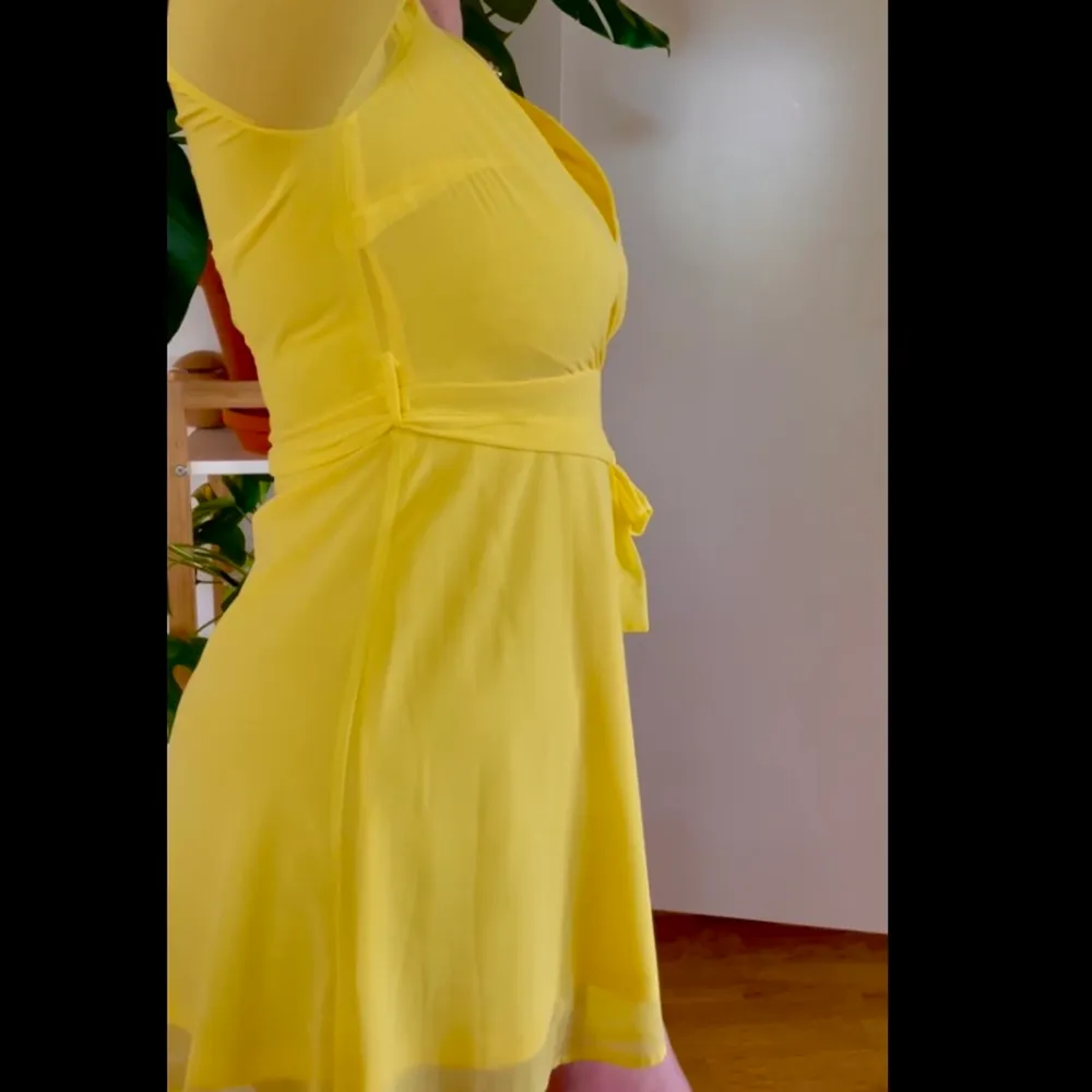 Tjusig gul klänning från Bubbelroom, använd 1 gång. Nypris 500.. Klänningar.
