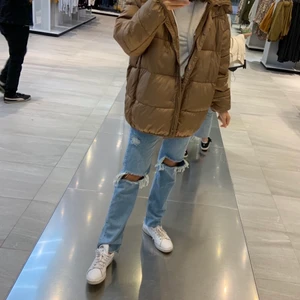 Zara jeans - Intressekoll på dessa slutsålda populära zara jeans. Storlek 38. Säljaren står för frakt