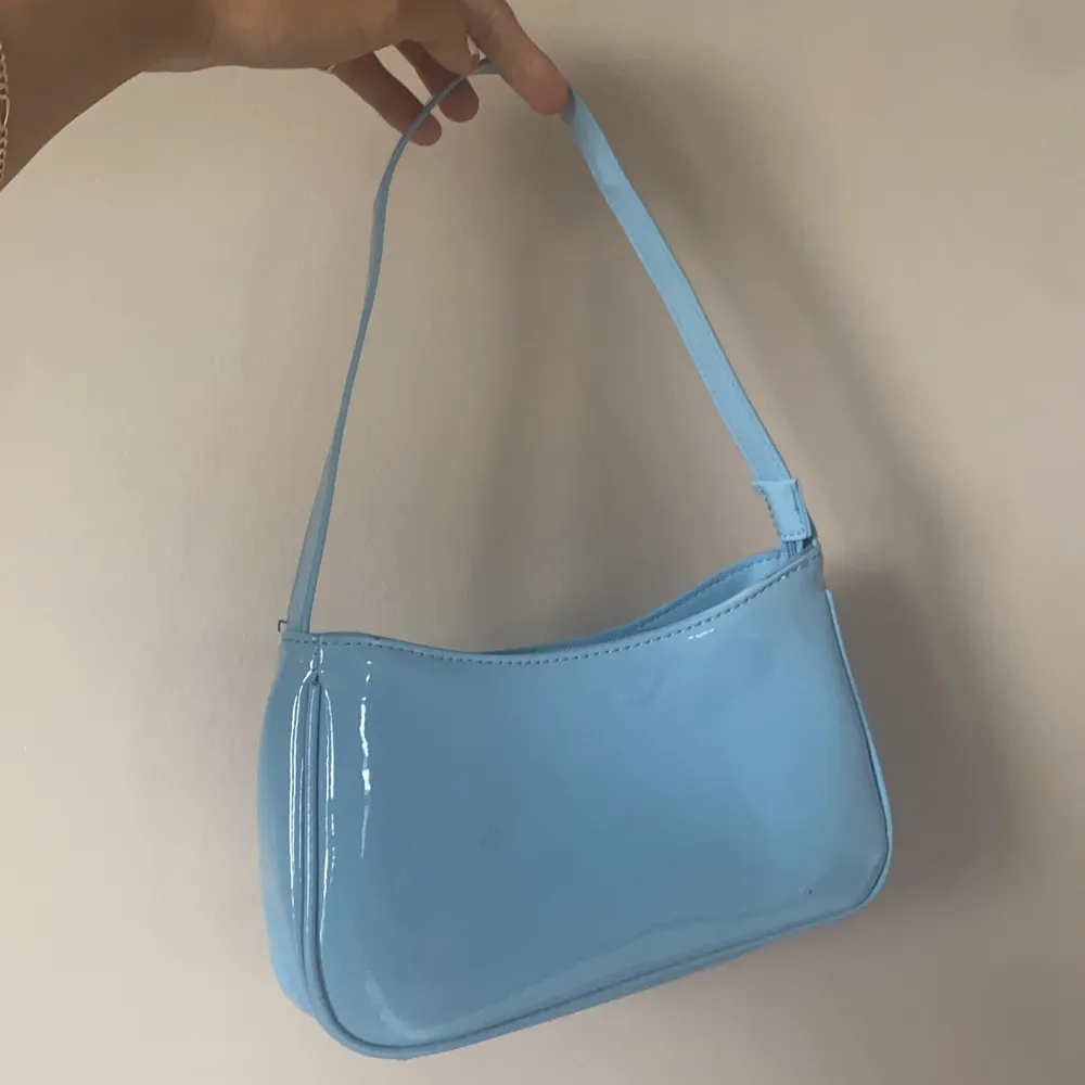 Superfin blå väska, säljer för den inte kommer till användning! . Väskor.