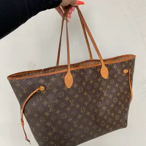 Louis Vuitton Neverfull GM, äkta såklart utan kvitto men går att fixa bevis i butik. Lite slitage men väldigt fin, därför säljer jag för billigare, prutat och klart! 