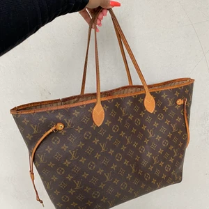 Louis Vuitton Neverfull GM - Louis Vuitton Neverfull GM, äkta såklart utan kvitto men går att fixa bevis i butik. Lite slitage men väldigt fin, därför säljer jag för billigare, prutat och klart! 