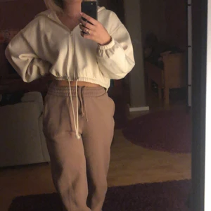 Weekday Croppad Hoodie - Mysig krämvit hoodie från weekday, dragkedja och resår. Säljer pga använder aldrig:)