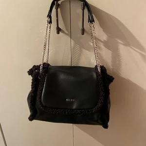 Svart axelväska - Svart axelväska från NA-KD. Perfekt till vardags då man får plats med mycket, den har även ett litet innerfack med dragkedja. Frakt: 66kr spårbart 🖤