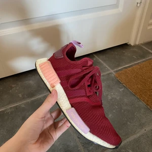 Adidas NMD - Vinröda Adidas NMD i storlek 40, använda fåtal gånger! Nypris ca 1500, finns inte längre att köpa