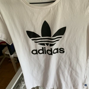 adidas tröja - en vit adidas tröja som sitter tajt på kroppen i storlek s som har tyvärr blivit för liten för mig😇