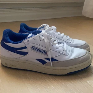 Reebok skor - Reebok skor i mycket fint skick, fraktkostnad tillkommer och varierar, högst bud vinner budgivningen slutar 1/9:) Högsta budet 400kr