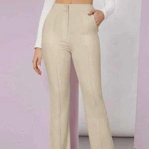 Beige kostymbyxa - Säljer dessa fina kostymbyxor då jag råkade beställa två. Sitter superfint och är i bra kvalite. Skriv för fler bilder eller frågor💕