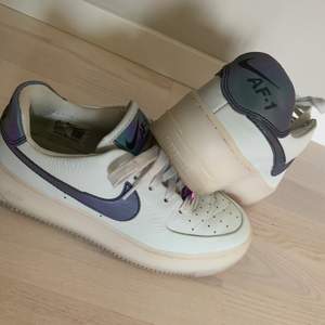 Nike airforce med reflex detalj.