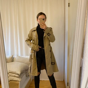 Camel trenchcoat storlek M - Camel trenchcoat. Storlek M. Superfint skick! FRAKT 24kr.