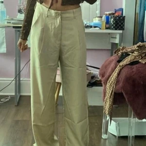Kostymbyxor  - jätte fina kostymbyxor som endast är testade :) de är i en fin sage grön färg. De hänger ner jätte fint då de är i ett väldigt flowigt material vilket ger en illusion av att man bli längre! kom gärna privat för bilder 🥰