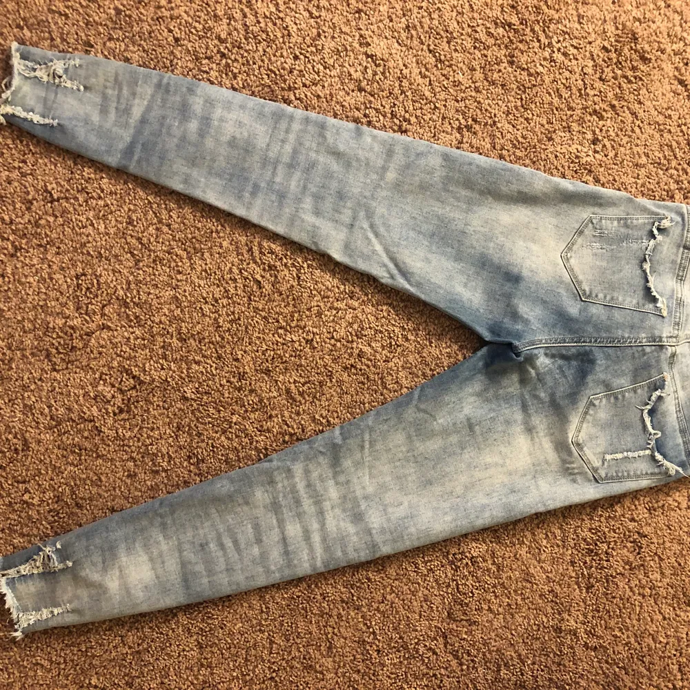 Slimfit jeans med lite slitningar gärning var. Fickorna och nere vid anklarna är det även slitet. Lågmidjade. Modell: 165 cm. Jeans & Byxor.