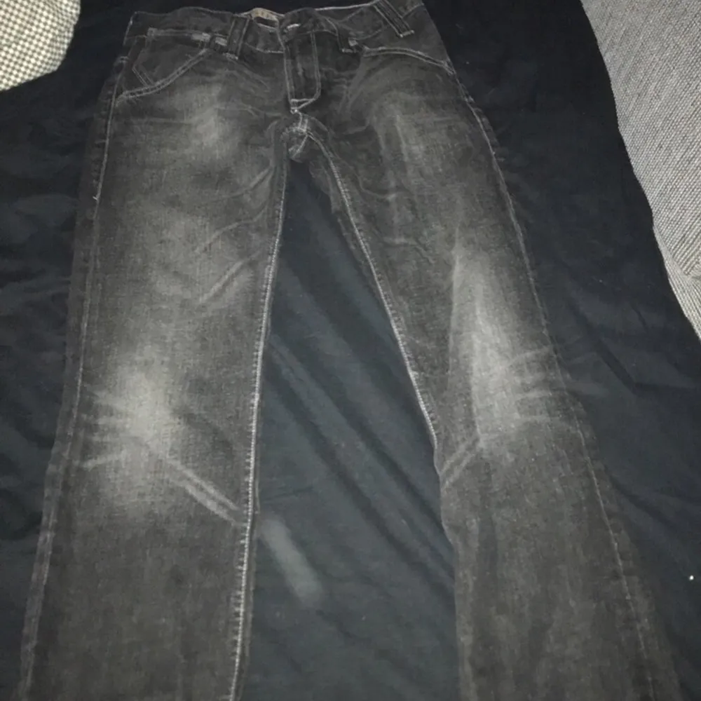 Säljer nu mina jeans Levis 511 som jag köpte och har använt 1 gång och dom var för stora.. Jeans & Byxor.