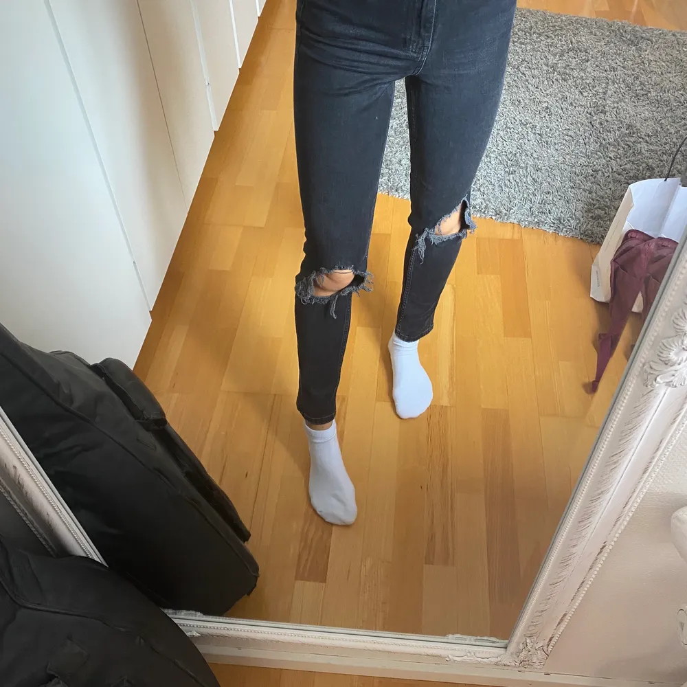 Ett par högmidjade svart jeans med hål på knäna, i storlek XS från Gina Tricot. Använda ett fåtal gånger. Buda gärna i kommentarerna. Kraaam <3. Jeans & Byxor.