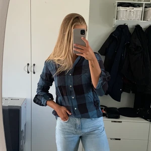 Skjorta - Säljer denna skjorta då den inte kommer till användning längre✨ Nästan aldrig använd men en knapp saknas på en ärmen (se andra bilden)