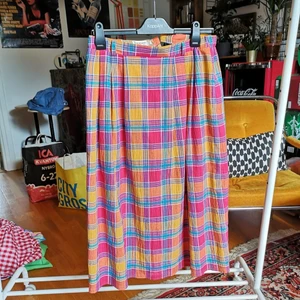 Vintage kjol 90s / egirl färgglad  - Helt underbar kjol! Dock råkade jag slita av knappen över dragkedjan, men den skickas med och sys enkelt på igen. Märkt d40. Passar M-L. Har lite resår. Superskön och härlig. 150kr pp