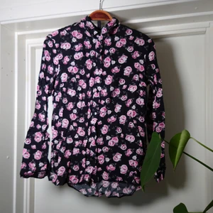 Skjortblus - Långärmad skjortblus med blommönster. Tror den är felmärkt, storleken bör vara 36/38🍀