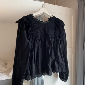 Svart blus - Svart blus med fina detaljer från Zara💓 använd en gång!!