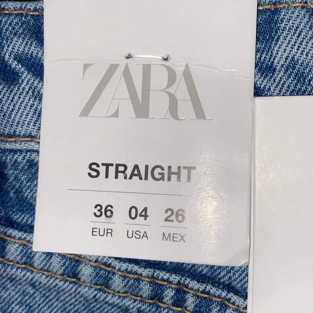 Tänkte sälja dessa populära slutsålda jeans från Zara. Helt nya och lappen kvar. Dom är midwaist och straight. Säljer pågrund av att de är aldelles för långa. Aldrig använda . Jeans & Byxor.