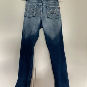 Jeans - Riktigt coola jeans från secondhand. Har en liten röd fläck vid fram fickan men inget som man lägger märke till.står ingen storlek men sitter bra i längden på mig som är 170cm skulle säga storlek 36(Köparen står för frakt)💕