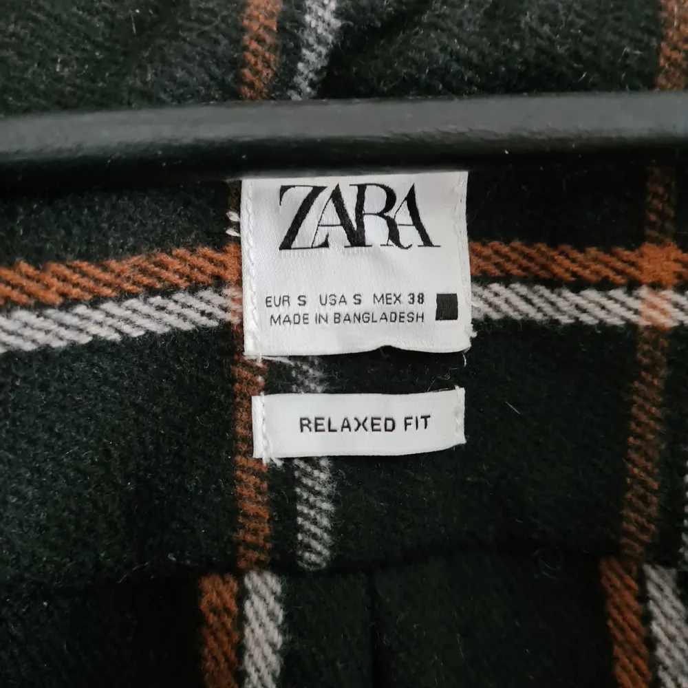 Rutig herr jacka från Zara i relaxed fit. Fickor vid sidorna, kan även stängas med dragkedja. Storlek S. Köparen står för frakt🥰. Jackor.