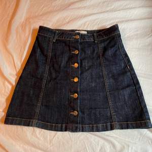 Jättefin kjol från Gina tricot 💕🌸 aldrig använd! Kan mötas upp i Staffanstorp och Malmö 