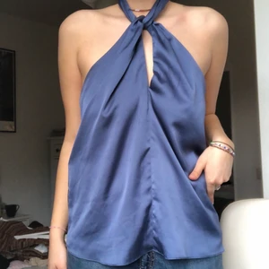 Siden halterneck topp - Super söt blå halterneck topp i ”siden” material. Köpt på mango för några år sedan och knappt använd!💓 storlek M men funkar även på S
