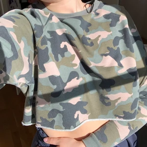 Croppad sweater - Croppad sweater från hm i camouflagemönster. Passar S-L🌶