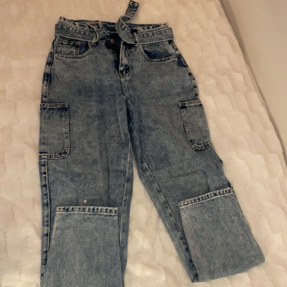 Ett par blå momjeans jeans detaljer som på det ihåliga bältet och fickor på sidorna. Väldigt skön och håller bra. Har haft de ett tag men bara använt 2 gånger! . Jeans & Byxor.