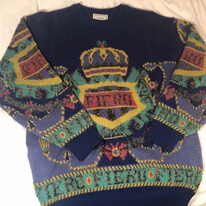 Stickad tröja - Säljer min vackra vintage stickade tröja från Fierézza pga kommer inte längre till användning.. Den är smått nopprig och har enstaka lösa trådar (se bild 3) :) Jätte snygg oversized och ”vanligt”. Gratis frakt!<3obs den är mörkblå inte svart)