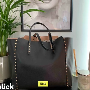 Väska från zara!  - Super snygg pch användbar väska frå än zara. Bra skick och den går även att vända på så att den blir beige!!!