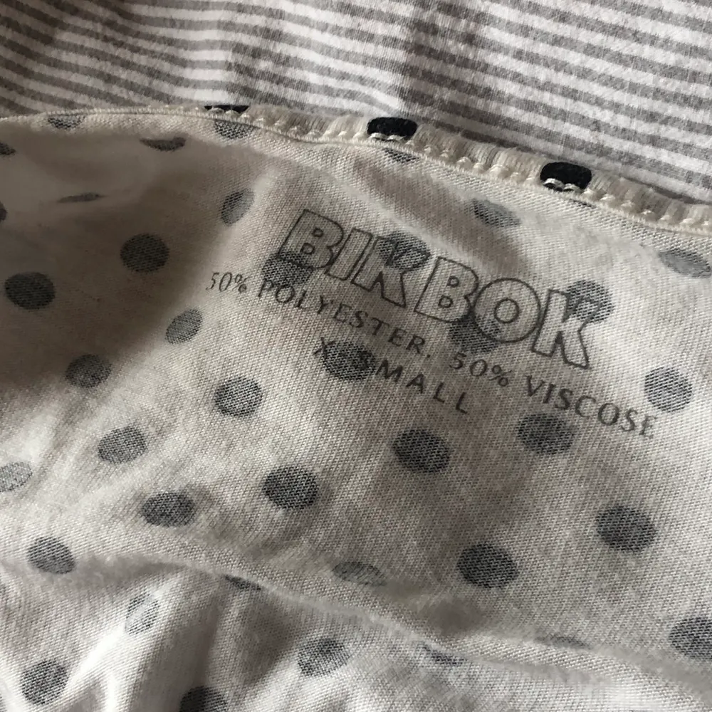 Prickigt linne ifrån bikbok i strl xs, säljer då det är för litet för mig. Använd och köparen står för frakten!. Toppar.