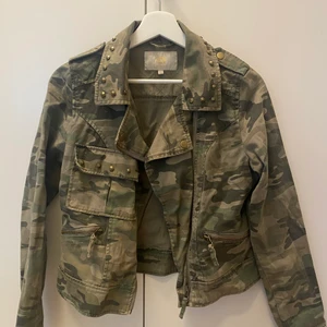 Militärjacka  - Frakten ingår inte i priset.  Jackan är i bra skick. Storlek 10, alltså S. 