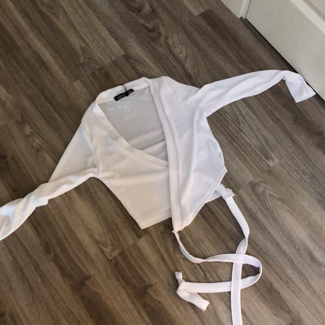 Långärmad topp med knytdetalj - 90