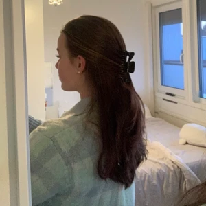 svart hårklämma - Säljer denna svarta hårklämma som blir en fin detalj till en passande outfit🖤🖤 Säljer då jag har alldeles för många hårklämmor. Köparen står för frakt❣️