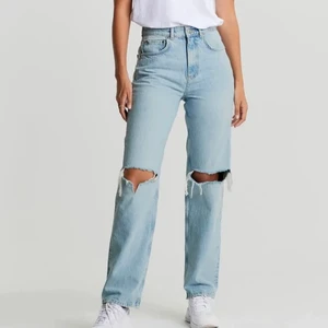 90s high waist jeans från gina  - Trendiga jeans från Gina i storlek 34 som är använda fåtal gånger , köparen står för frakt💙 Skriv privat för mer bilder eller ifall du är intresserad av att köpa. ( lånade bilder )