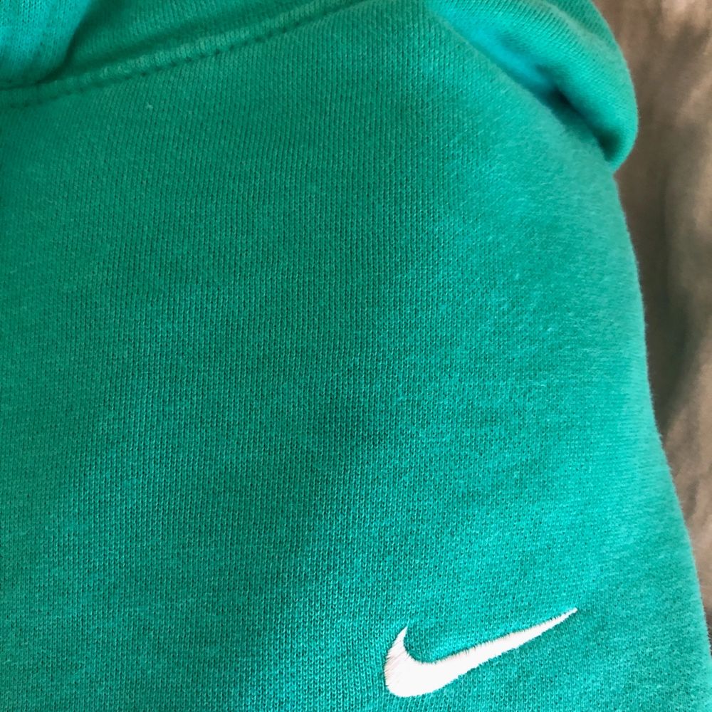 Säljer min super fina gröna vintage Nike hoodie som jag köpte här på Plick. Den har två små fläckar på sig som du ser på sida 2 och 3. Annars är den i bra skick 🥰❤️. Tröjor & Koftor.