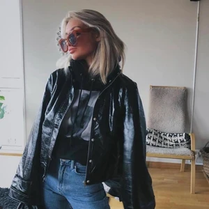 Jacka! - Sviiiin cool lack jacka från boohoo! Unik och oanvänd💓💓💓