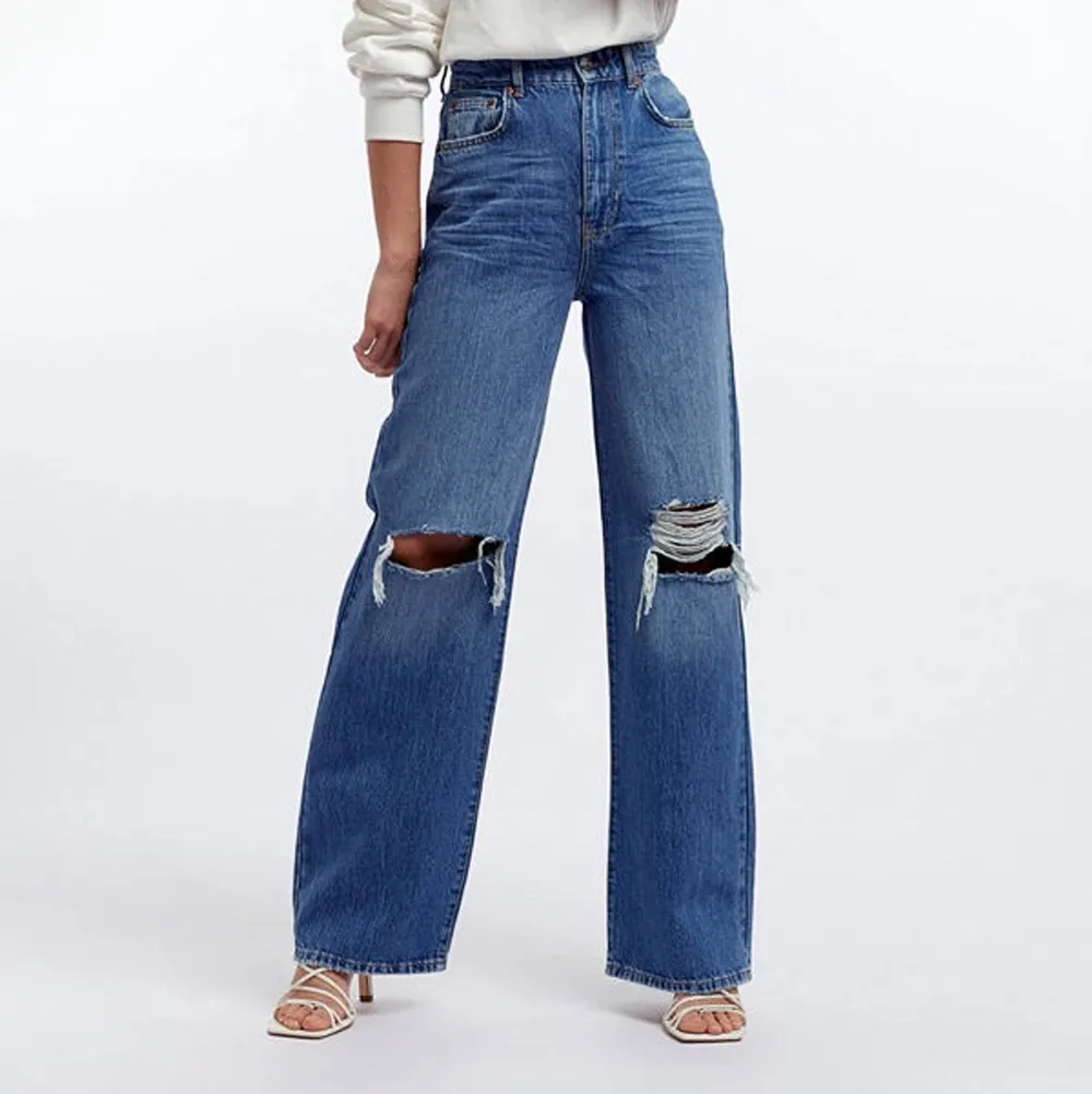 Idun Wide Jeans från Gina Tricot. Storlek 32❣️ Säljer pga att dem inte kommer till användning. Jag är 172 cm och skulle säga att dem är preciiiiissss på gränsen i längden i benen för mig❣️ Köpta för 599kr, vid flera intresserade blir det budgivning❣️ säljer dem för 250kr+frakt 66kr❣️. Jeans & Byxor.