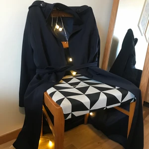 Vintage marinblå trenchcoat  - Riktigt fin vintage trenchcoat, perfekt för vår och höst ⛅️ storlek 36, passar även en 38-40 om du vill ha den figursydd. Kan skicka fler bilder! Ser lite grå ut på bild men är marinblå.