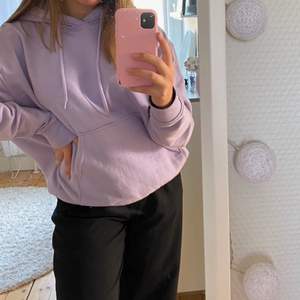 Säljer min jättefina oversized lila hoodie från weekday, i strl XS💜 (sitter som M/L på mig som brukar ha S) sparsamt använd!