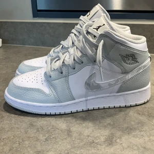 Jordan 1 - Lägger upp igen pågrund av oseriös köpare❗️Säljer mina äkta Jordan 1 Mid ”Grey Camo” i storlek 39, box & kvitto finns. Dom är knappt använda, har använt dom kanske 3 gånger. Köparen står för frakten. Hör av er för fler bilder eller frågor!😁 HÖGSTA BUD: 2450kr