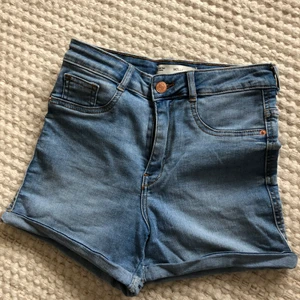 Molly jeansshorts storlek S - Supersköna shorts från Gina Tricot, Molly. Sparsamt använda 