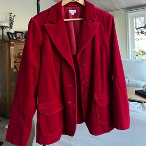 as ball kavaj - Såå ball Kajav i röd sammet! Köpt vintage! Kan används som både kavaj men också jacka nu i vår 😻 Svin cool! Buda från 100kr elle köp direkt för 200kr!