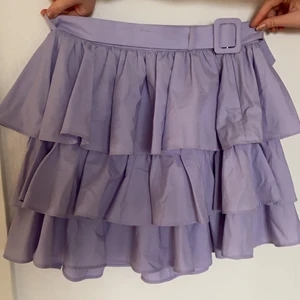 Lila zara kjol - Fin kjol från zara i st M som kommer med bälte så midjan går att justera (bältet är borttagbart)💖