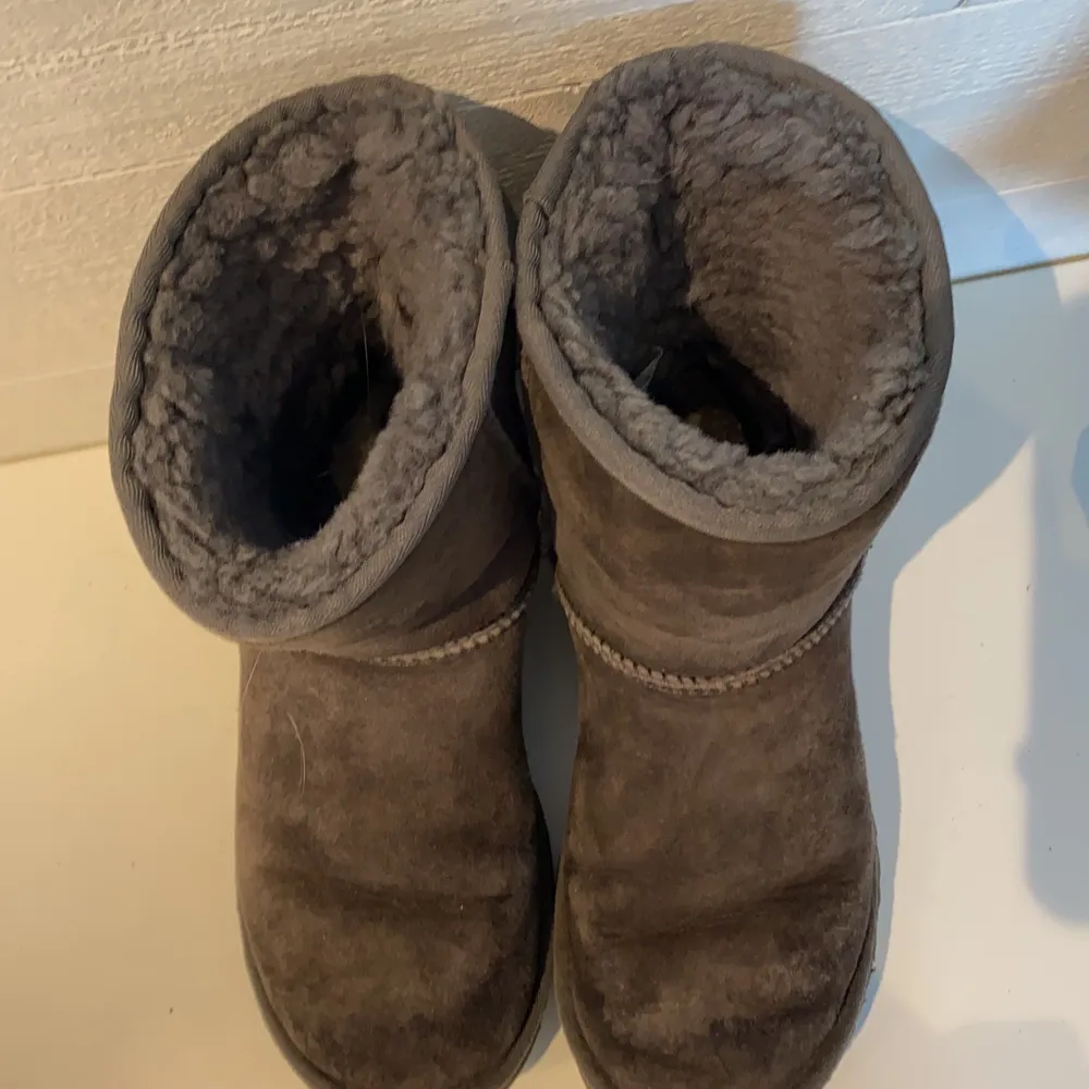 Gråa uggs i storlek 37!! Säljer billigt då de är väldigt slitna men de är fortfarande (om inte mer) bekväma💕💕kan frakta men frakten betalar köparen själv. Skor.