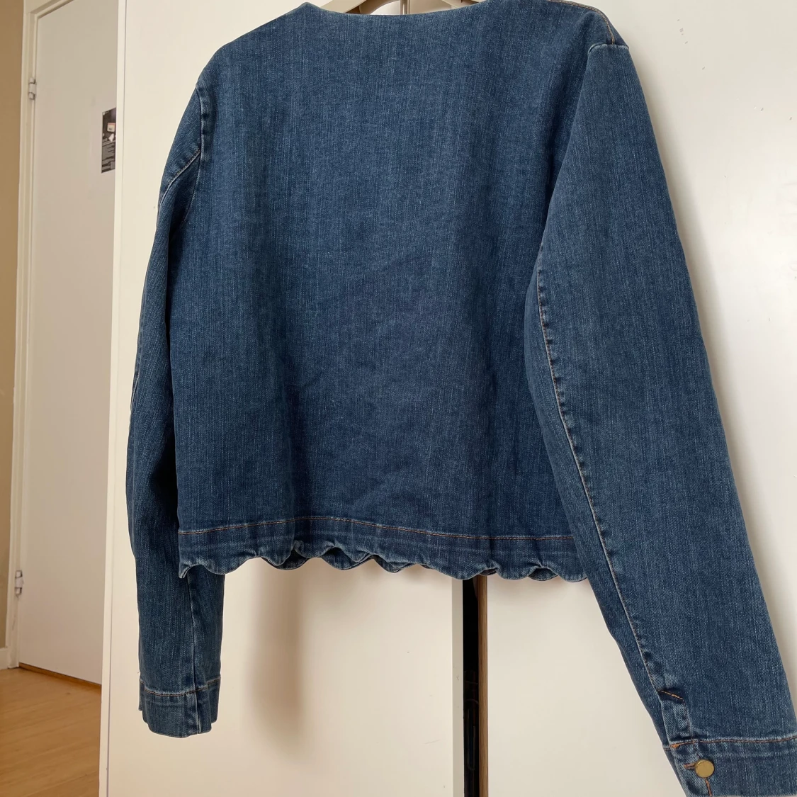 Denim jacka med unika detaljer  - 90