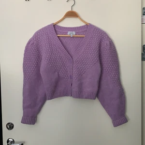 Stickad kofta & other stories - Superfin kofta från & Other Stories. Sparsamt använd och i bra skick! Den är något cropad med vida ärmar, jättefin att ha löst åtsittande över axeln. Säljs pga garderobsrensning. Köpare står för frakt ✨